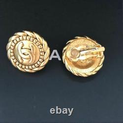 Authentique Signé Chanel Gold CC Round Clip On Signature Checkered Earrings Rare