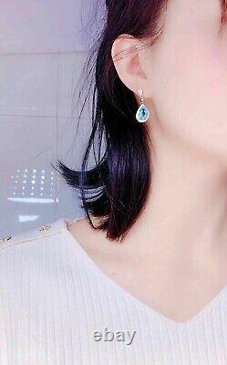 Boucle d'oreille pendantes pour femmes avec une pierre coupée en forme de poire en topaze bleue simulée plaquée or blanc 14 carats