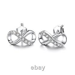 Boucles d'oreilles à tige infinie en or blanc 14 carats plaqué avec diamants simulés de coupe ronde.