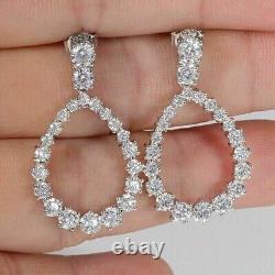 Boucles d'oreilles pendantes en magnifique moissanite taille ronde de 2,80 carats plaquées or blanc 14 carats.