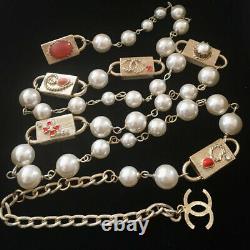 Collier Chanel Lariat Plaqué Or Long Perle Blanche Perle Padlock Charms 07p
