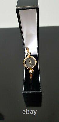Gucci 2700l Gold Plated Ladies Watch Avec Cadran Noir Et Bracelet Bicolore