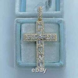 Pendentif croix en moissanite créé en laboratoire taille baguette de 3,00 ct plaqué or jaune 14K