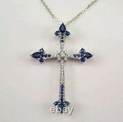 Pendentif croix en saphir bleu simulé taille ronde avec chaîne en plaqué or blanc 14 carats