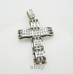 Pendentif croix pour hommes en diamant simulé taillé rond, plaqué or blanc 14 carats