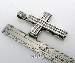 Pendentif croix pour hommes en diamant simulé taillé rond, plaqué or blanc 14 carats