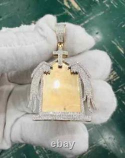 Pendentif en cadre de mémoire en forme d'aile en moissanite taillé en rond de 2,30 carats plaqué or jaune