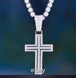 Pendentif en croix fantaisie uniquement en moissanite taillée ronde de 2,30 carats, plaqué or blanc sur argent.