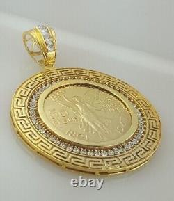 Pendentif en or jaune 14 carats plaqué, avec une pièce de monnaie mexicaine de 50 Pesos ornée d'un diamant simulé en forme ronde.