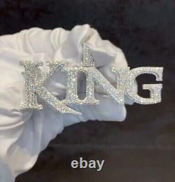 Pendentif lettre KING en moissanite simulée taillée ronde de 2,50 carats plaqué or jaune 14 carats