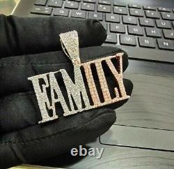 Pendentif simple en or plaqué bicolore avec nom de famille 'FAMILY' et pierre de moissanite taillée ronde de 2,30 carats.