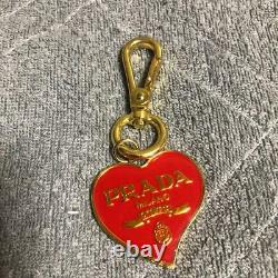 Prada Red Heart & Gold Color Logo Plate Set Sac Porte-clés De Charme Porte-clés