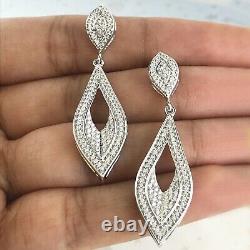 Superbes boucles d'oreilles pendantes en moissanite taillée ronde de 2 carats dans un placage en or blanc 14 carats