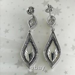 Superbes boucles d'oreilles pendantes en moissanite taillée ronde de 2 carats dans un placage en or blanc 14 carats