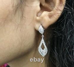 Superbes boucles d'oreilles pendantes en moissanite taillée ronde de 2 carats dans un placage en or blanc 14 carats