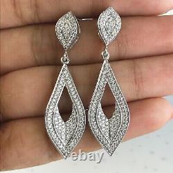 Superbes boucles d'oreilles pendantes en moissanite taillée ronde de 2 carats dans un placage en or blanc 14 carats